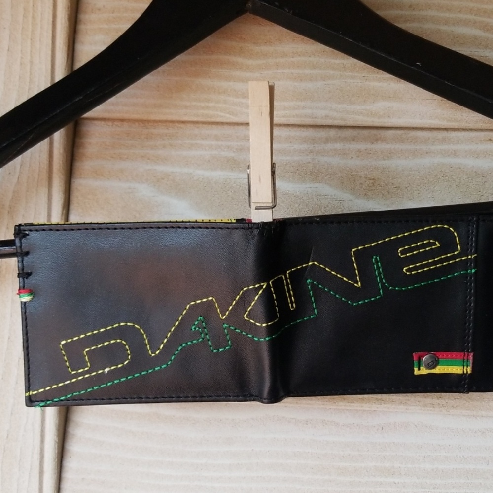 Dakine rasta color wave wallet